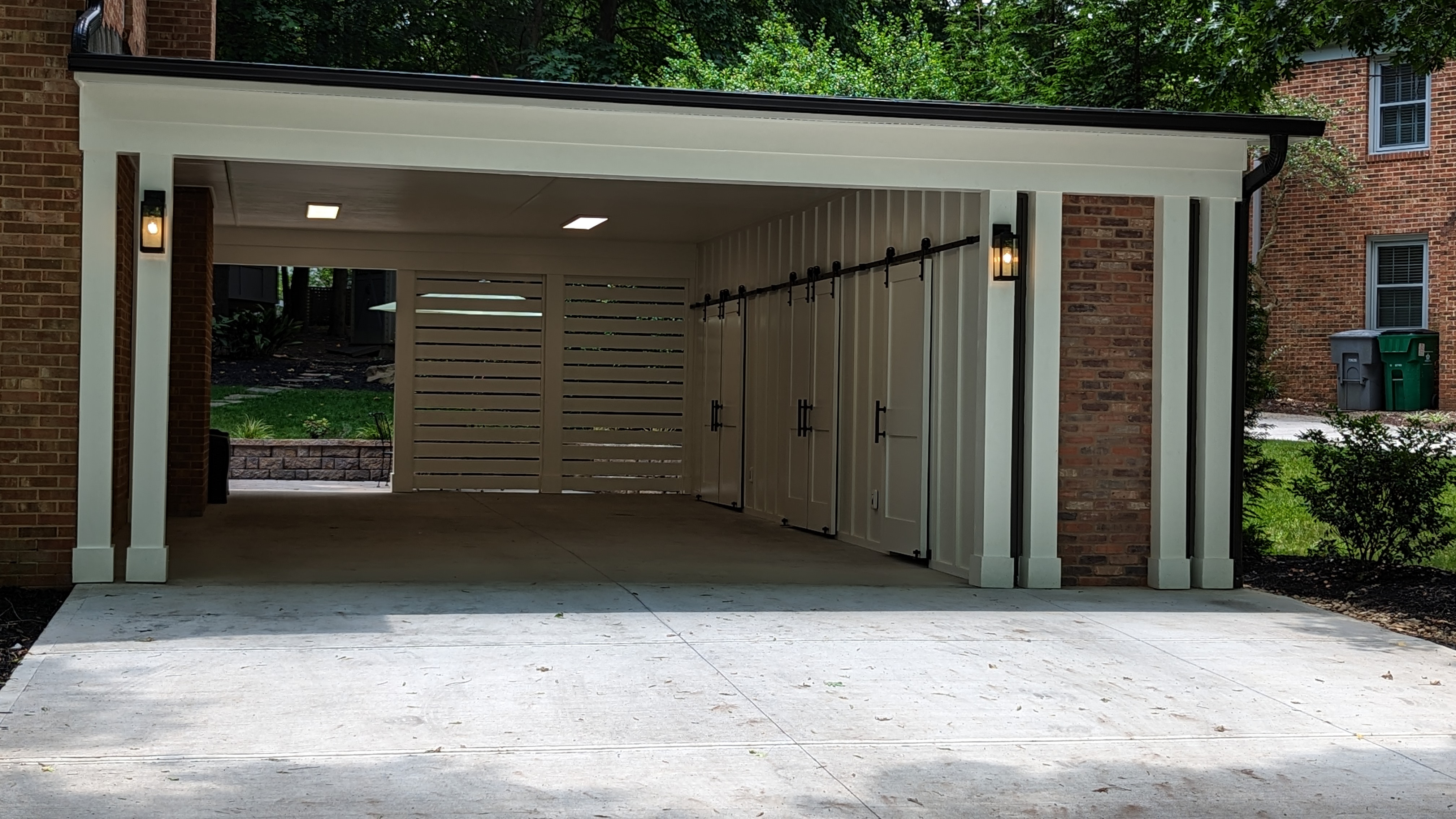 The low roofline, finished ceiling, recessed lights and slatted screen echo the home’s mid-century character.